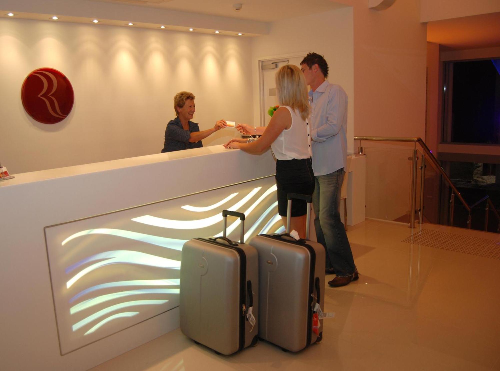 Ramada By Wyndham Χέρβεϊ Μπέι Εσωτερικό φωτογραφία A hotel receptionist
