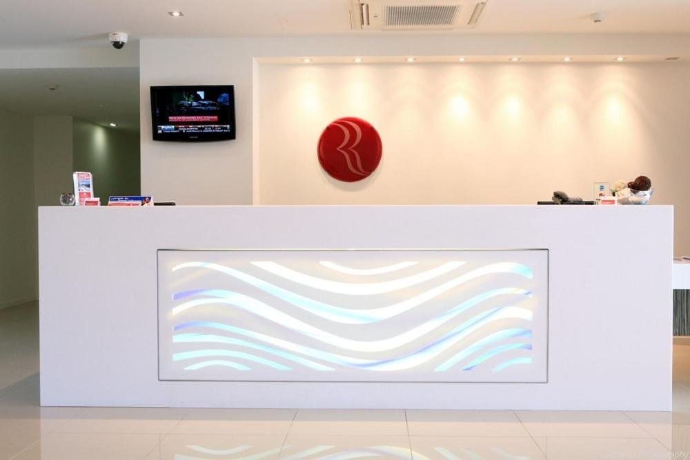 Ramada By Wyndham Χέρβεϊ Μπέι Εσωτερικό φωτογραφία Reception desk at the hotel