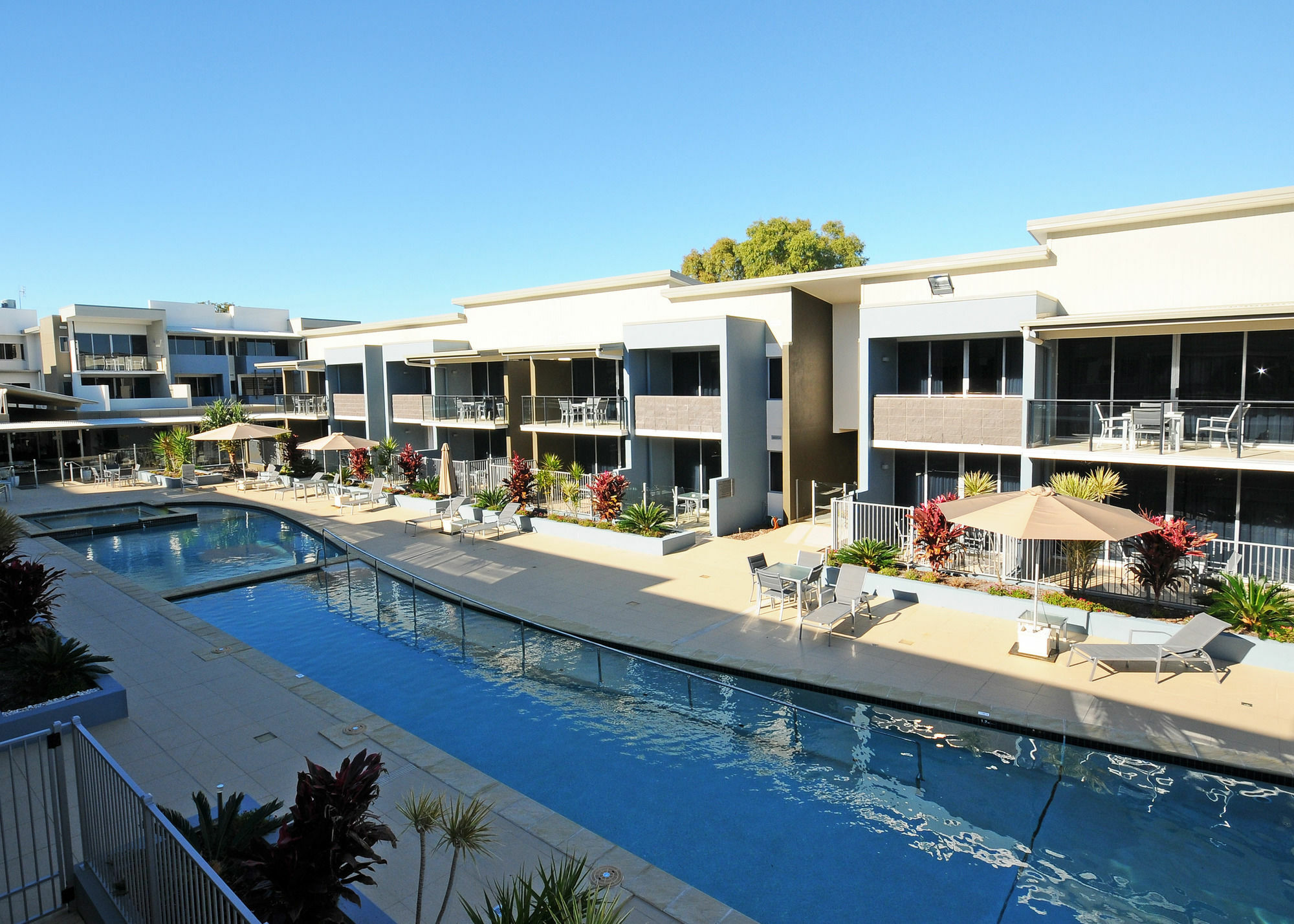 Ramada By Wyndham Χέρβεϊ Μπέι Εξωτερικό φωτογραφία The pool at the Mantra on Mooloolaba